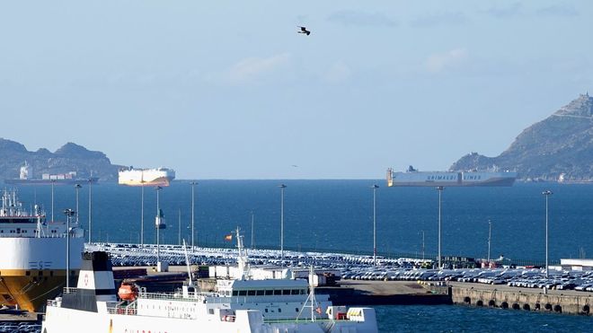 Imagen tomada el 25 de diciembre de siete cargueros fondeados en las islas C�es.