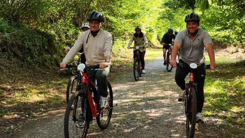 Diego Canga, durante un paseo en bicicleta por la Senda del Oso