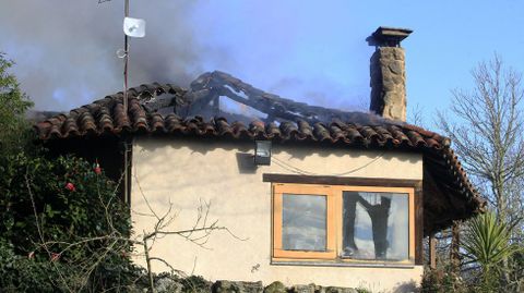 El incendio destruy el tejado de la casa, situada en el lugar de A Xesteira, en la parroquia de San Vicente de Castilln (Pantn)