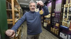 Alberto Gonzlez, propietario de una tienda de regalos personalizados llamada Cincelaser.