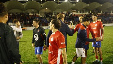 Los jugadores de la UD Ourense tras la derrota frente al Pontevedra en O Couto.