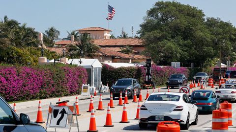 Veh�culos circulan por el exterior de la residencia de Trump en Mar-a-Lago tras la incursi�n de un hombre que fue abatido por el servicio secreto