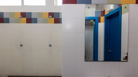 Imagen de una de las cuatro zonas de duchas habilitadas en el polideportivo Vila de Noia de Carballo.