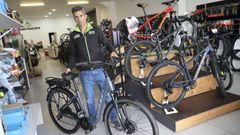 Mario PIta, en su tienda de Narn, una de las adheridas al programa Ebici de la Xunta