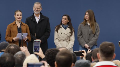 Los reyes, la princesa de Asturias y la infanta Sof�a durante su visita a Valdesoto, en el concejo de Siero, este s�bado, donde la heredera de la Corona ha hecho entrega del Premio al Pueblo Ejemplar con el que fue reconocida esta parroquia tras presentar su candidatura durante 21 ediciones