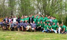 La agrupaci�n musical T�ralle do aire anim� la jornada de celebraci�n del club de tenis. 