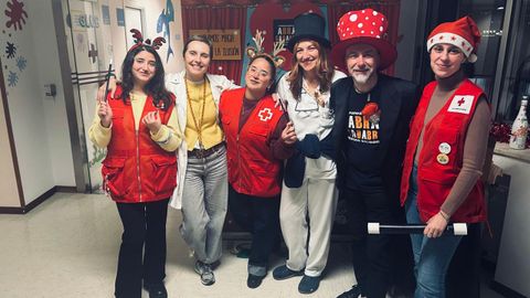 La Fundaci�n Abracadraba, el colegio Santa Mar�a del Mar y la Cruz Roja fueron algunos de los que hicieron posible la fiesta de Navidad para los ni�os ingresados en el materno.