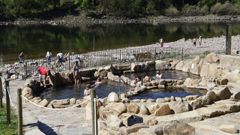 Los primeros ba�istas, ayer en A Chavasqueira.