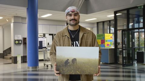 Brais Pino, ganador del segundo premio del concurso fotogr�fico �Enfocando a igualdade: mulleres, ciencia e diversidade� con su obra.

