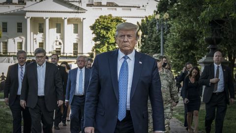 Trump camina a la iglesia episcopal de San Juan desde la Casa Blanca en medio de las protestas por la muerte de George Floyd