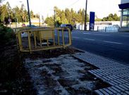 En la N-640 la acera hundida en el invierno contin�a sin arreglar. 