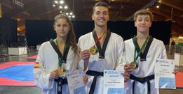 Sergio Troiti�o, en el centro, campe�n de Europa j�nior de taekuondo