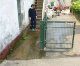El agua discurre bajo la acera hasta la vivienda. 