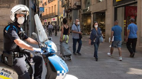 Un polica vigila las calles de Lrida, donde se produjo un rebrote