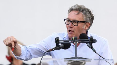El candidato de VOX a la presidencia de la Junta de Andaluc�a, Manuel Gavira, interviene en el cierre de la campa�a electoral andaluza que el partido celebra este viernes en la plaza de la Virgen de los Reyes, en Sevilla.