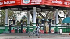 Un hombre en bicicleta pasa ante una gasolinera vac�a en La Habana.