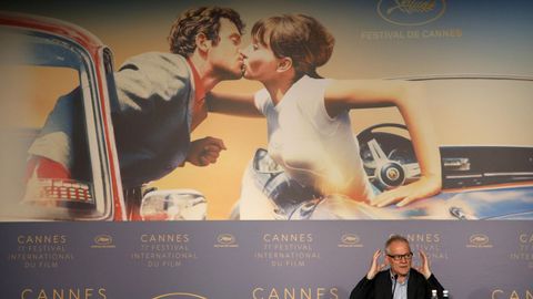 El delegado general del festival, Thierry Fremaux, atiende a los medios de comunicaci�n ante una gran cartel de la 71�. edici�n del Festival de Cannes
