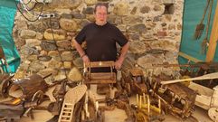 David Mac�as, con una muestra de sus trabajos en madera.