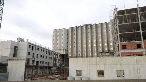 A la derecha, el nuevo edificio asistencial en obras; en el medio, fachada en sierra del Marcide; y la izquierda, nuevo edificio para gerencia, administracin e instalaciones