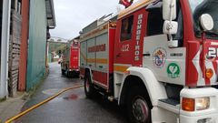 Los bomberos de Ribeira y Boiro intervinieron en el operativo de extincin.