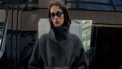 Un abrigo con cuello chimenea de Zara