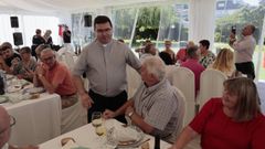 Crist�bal Rivas, en la imagen hablando con una de las personas que asisti� a su comida de despedida, es muy apreciado por los fieles