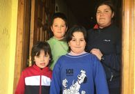 Patricia y sus tres hijos en Edrada (Parada de Sil). 