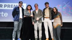 Cuatro de los seis integrantes del equipo recogieron el premio de manos del director de la Asociacin Espaola de Videojuegos