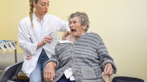 Emilia, una de las mayores de la residencia pblica de Pontevedra que se vacun este lunes que, a pesar de su cara de espanto, dijo que no le haba dolido nada.