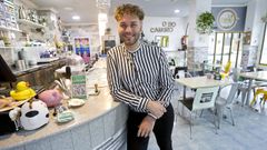 Diego M�ndez, en O bo cami�o, su negocio ubicado en la calle Jos� Salgado de Caldas