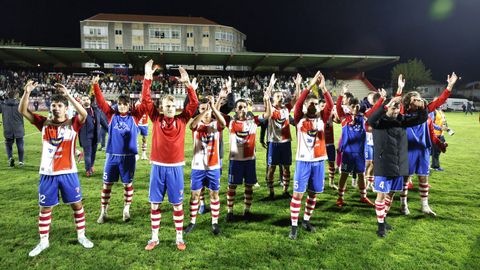 El Arousa celebra su triunfo ante el Pontevedra en A Lomba