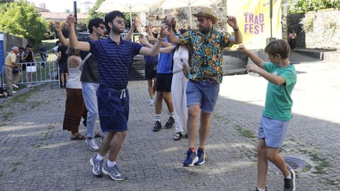 Público disfrutando en la explanada de Bonaval