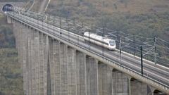 Un tren circulando por el viaducto do Eixo, en el eje de alta velocidad Santiago-Ourense