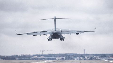 El Boeing C 17 que parti� desde Polonia aterriz� en Kiev con equipamiento norteamericano, coincidiendo con la visita de Biden al pa�s