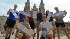 O grupo, formado por mozos de varios pases, ao chegar  catedral.