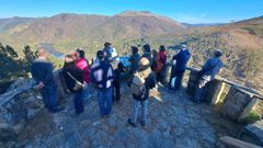 Participantes en las rutas del Xeob�s visitan el mirador de Pena do Ladeiro, en el municipio de Ribas de Sil