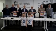 De izquierda a derecha: Manolo Corredoira, delegado federativo; Carlos Ballesta, en representaci�n del Deportivo; C�sar Fern�ndez, directivo de la RFGF; Roberto Garc�a, en representaci�n de la Xunta de Galicia; Pablo Prieto, presidente de la Real Federaci�n Gallega de F�tbol; Juan V�zquez, presidente de la AFAC; y Diego Batalla, secretario general de la RFGF, durante la presentaci�n de Goli�os no Nadal