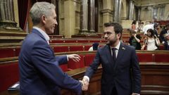 El presidente de la Generalitat, Pere Aragon�s, saluda al conseller de Educaci�n, Josep Gonz�lez, tras la votaci�n del decreto ley que evita fijar porcentajes ling��sticos