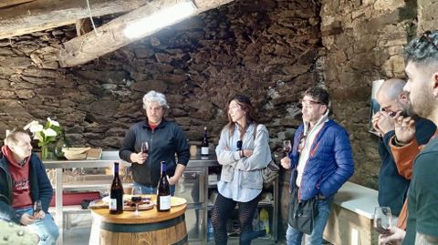 Puri Díaz Fereriro, en el centro, atiende una visita a su bodega de Vilachá