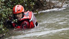 El dispositivo de b�squeda para tratar de localizar a la mujer de 56 a�os que ayer se cay� al r�o Silvestre, en el concejo de San Mart�n del Rey Aurelio