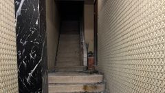 Bombonas de gas en el rellano del edificio de la calle Alcalde Lens en el que hubo un incendio