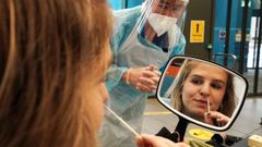 Estudiante brit�nica durante un autotest de coronavirus