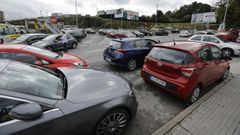 Veh�culos mal estacionados este viernes en la entrada del colegio Santa Mar�a del Mar