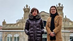Juana Ageitos y Natalia Gonz�lez, ante la Plaza de Abastos.