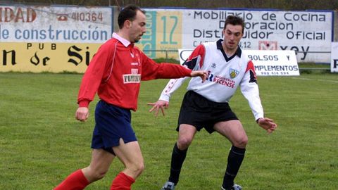 �lex, del Sporting Pontenova (de blanco), en una visita al Ver�n en el a�o 2001.