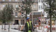 Un operario mira los &aacute;rboles reci&eacute;n plantados en el entorno del Col&oacute;n, dentro de las obras de reforma de Los Cantones de A Coru&ntilde;a