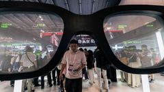 Un visitante pasa bajo una gafas inteligentes gigantes en una feria de Shangh�i, China, en julio del 2025