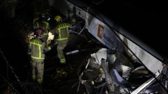 Los Bomberos de la Generalitat trabajan en el lugar del accidente de un tren de la l�nea 4 de Rodalies