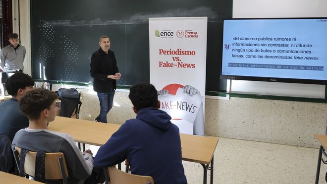 C�sar Rodr�guez explicando c�mo detectar los bulos en la charla que dio el curso pasado en el IES Xelm�rez II, en Santiago, dentro de la serie Periodismo vs. Fake-News