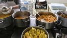 Imagen de archivo de la cocina de un servicio de comedor sobre ruedas.
